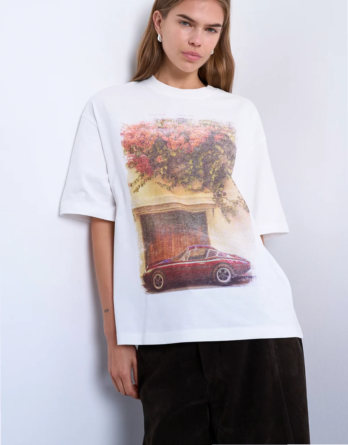 – Biały T-shirt oversize z grafiką z samochodem w stylu retro
