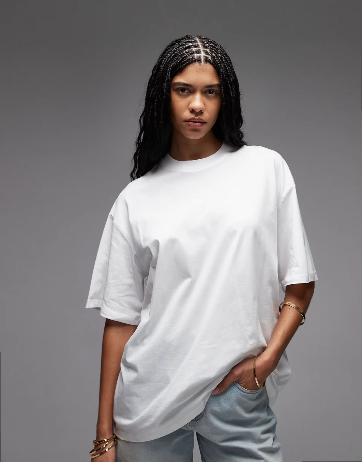 – Biały T-shirt oversize o fasonie boyfriend