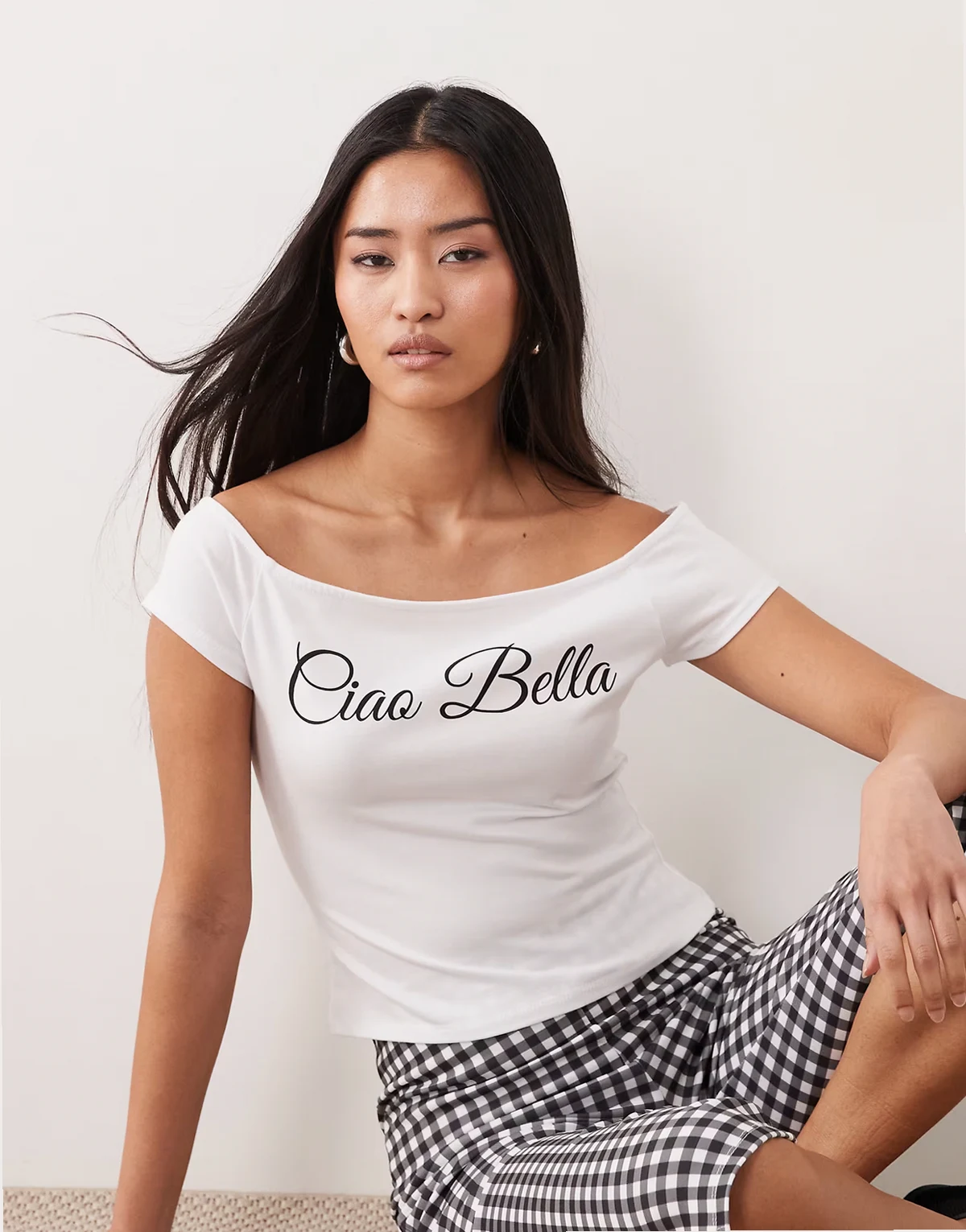 – Schulterfreies, knapp geschnittenes T-Shirt in Weiß mit „Ciao Bella“-Grafik