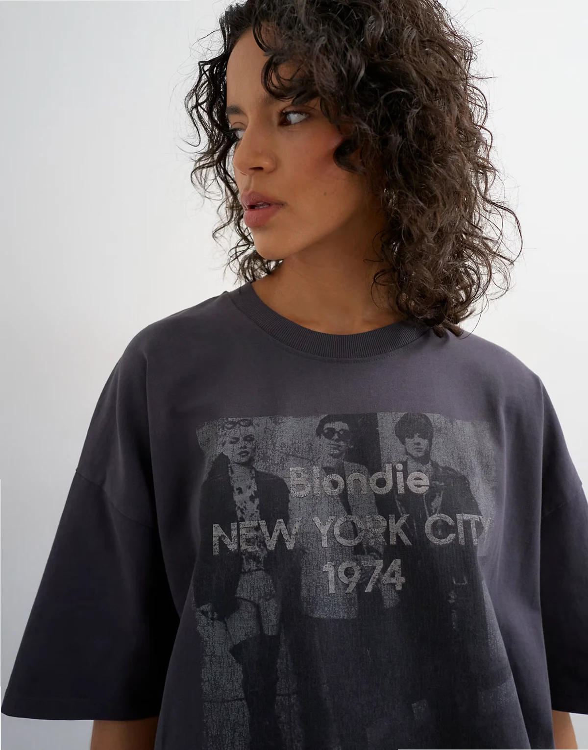 – Czarny T-shirt oversize z licencjonowaną grafiką z motywem Blondie i efektem sprania