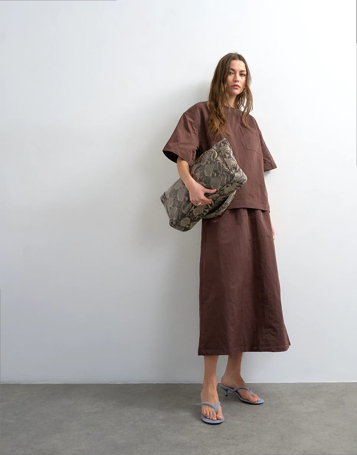 elastic waist woven midaxi skirt in chocolate
