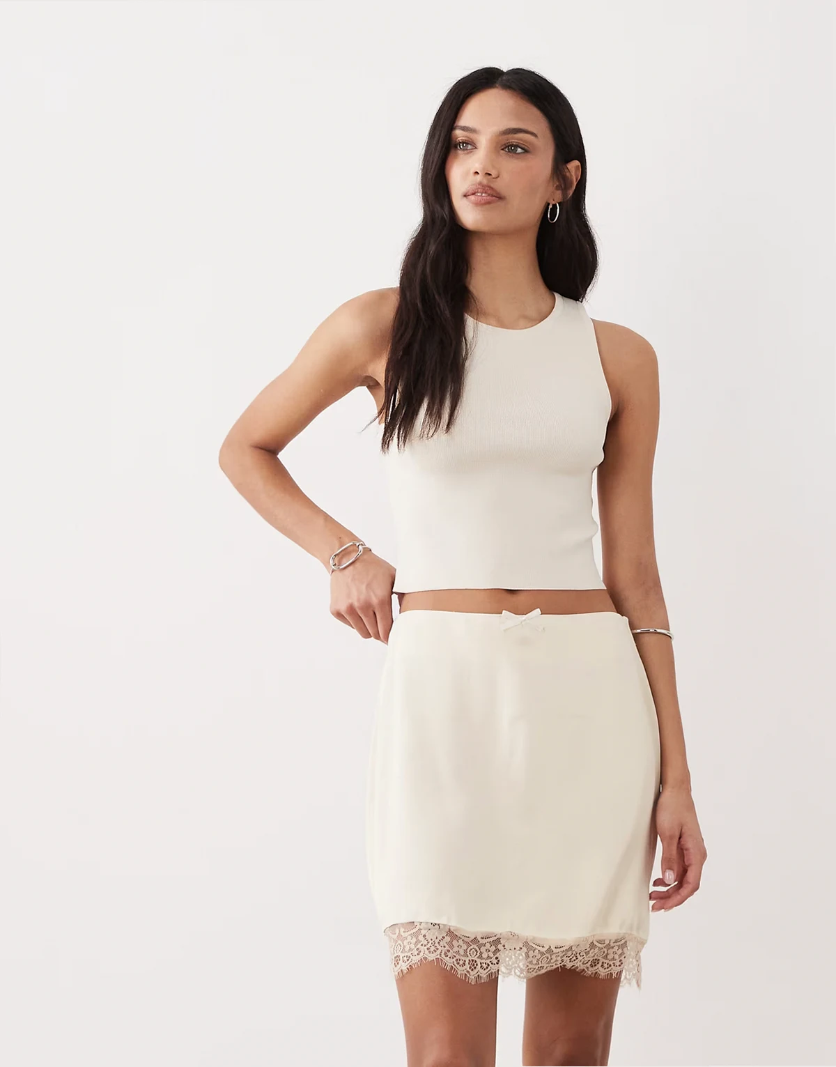 – Satin-Minirock in Creme mit Spitzenborte