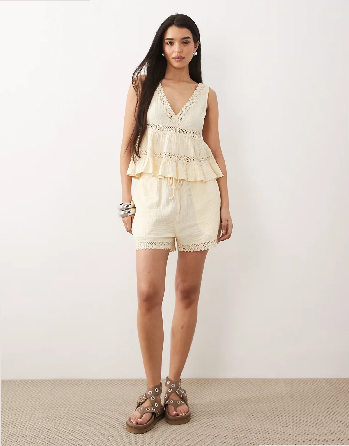 flippy shorts in beige