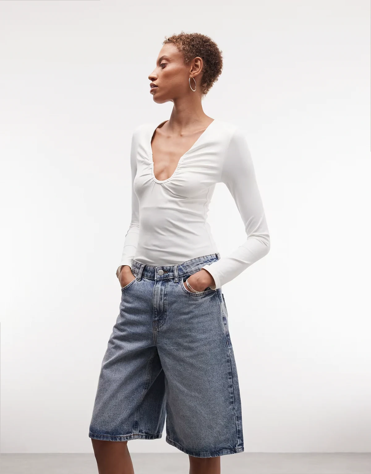 – Bermudashorts aus Denim in Hellblau mit mittelhohem Bund