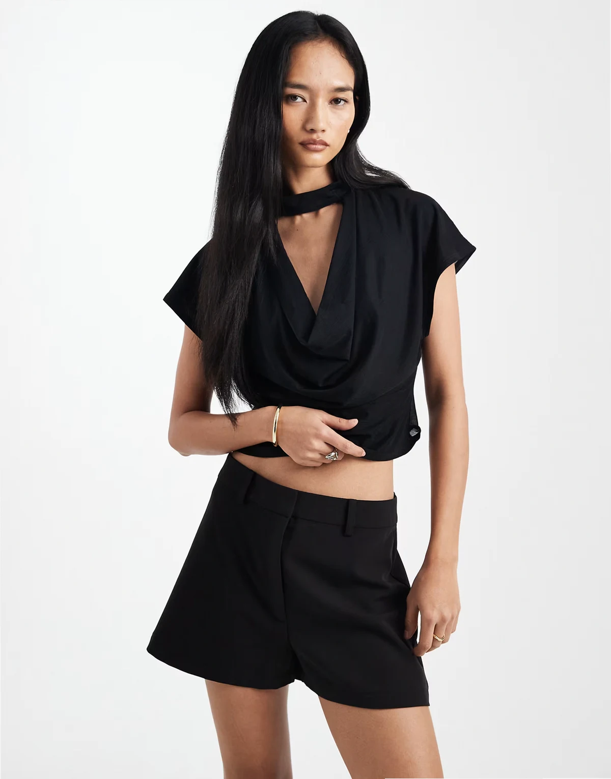 – Elegante, knapp geschnittene Shorts in Schwarz