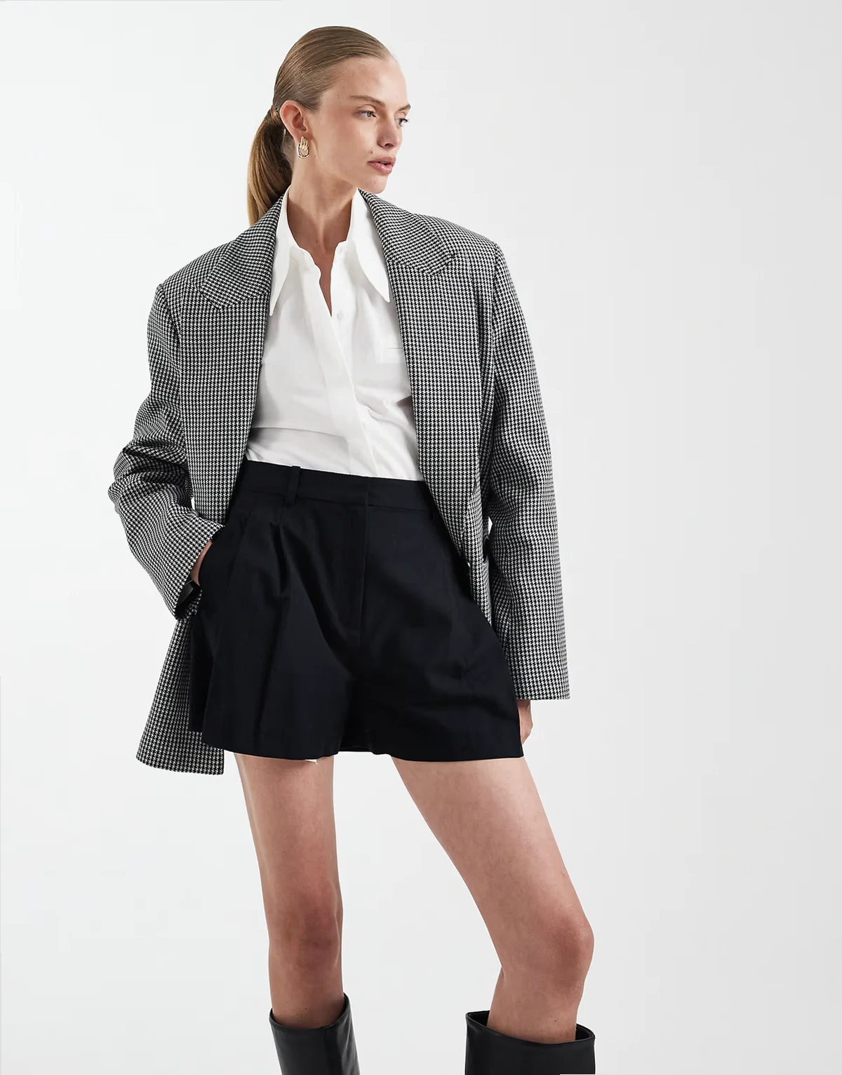 – Elegante Shorts in Schwarz mit Leinenanteil und A-Linien-Schnitt
