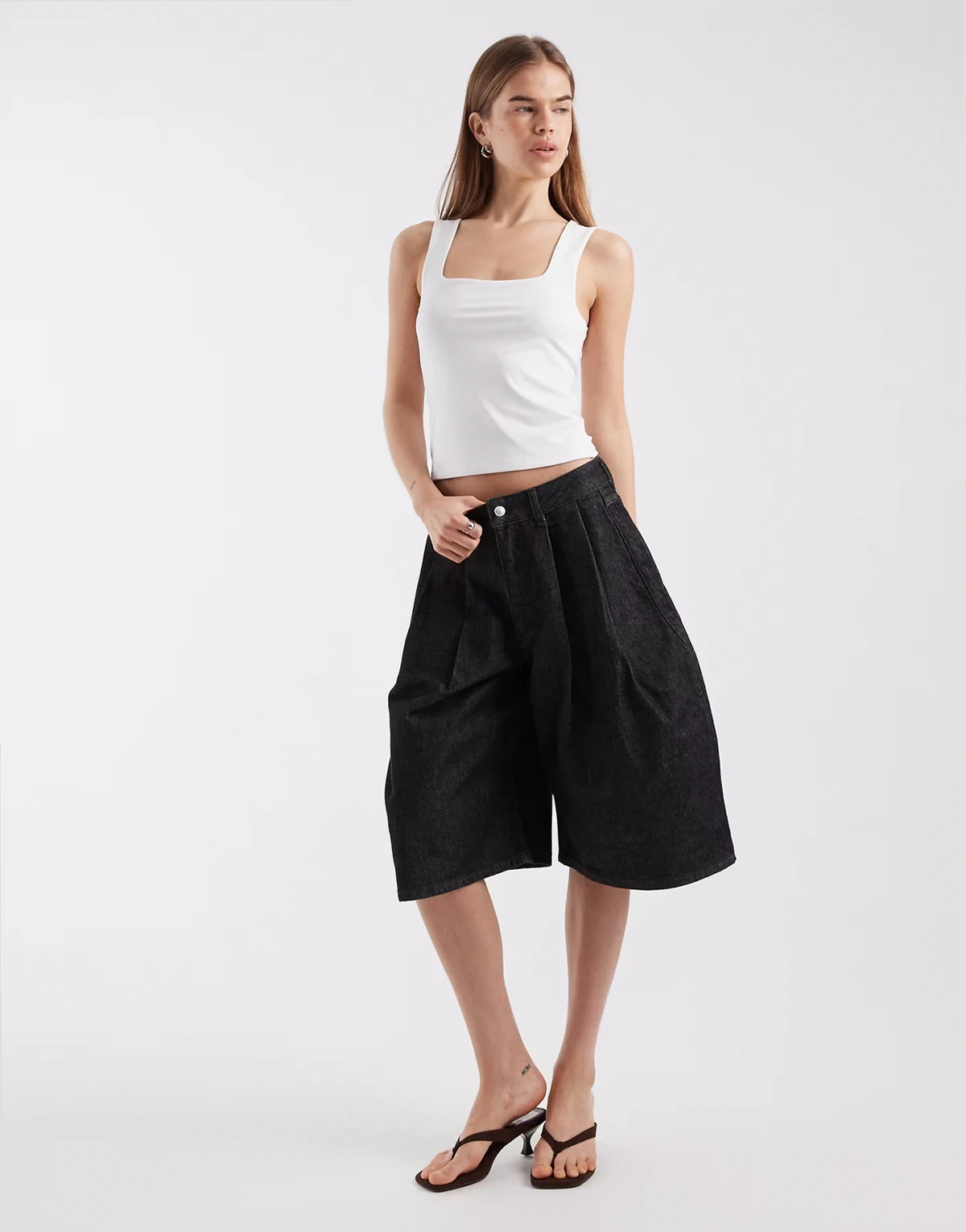 – Plissierte Oversize-Bermudashorts in schwarzer Rinse-Waschung