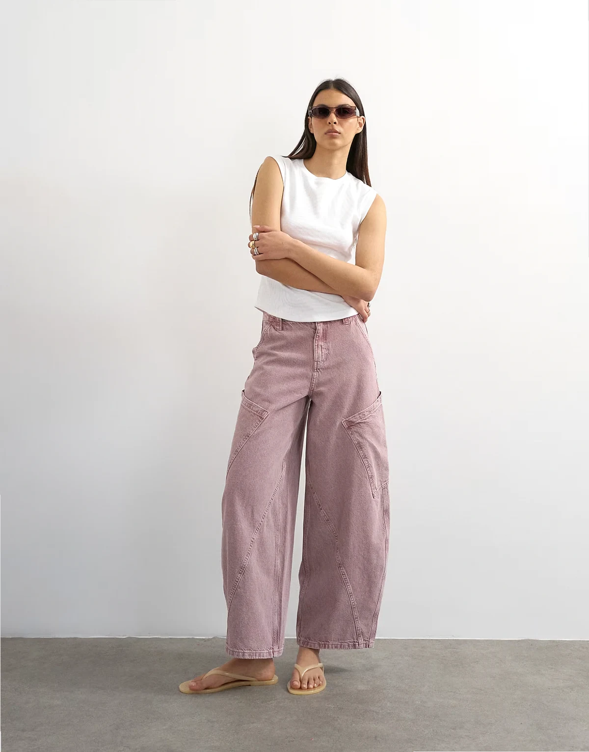 – Liliowe jeansy barrel z wysokim stanem w stylu utility