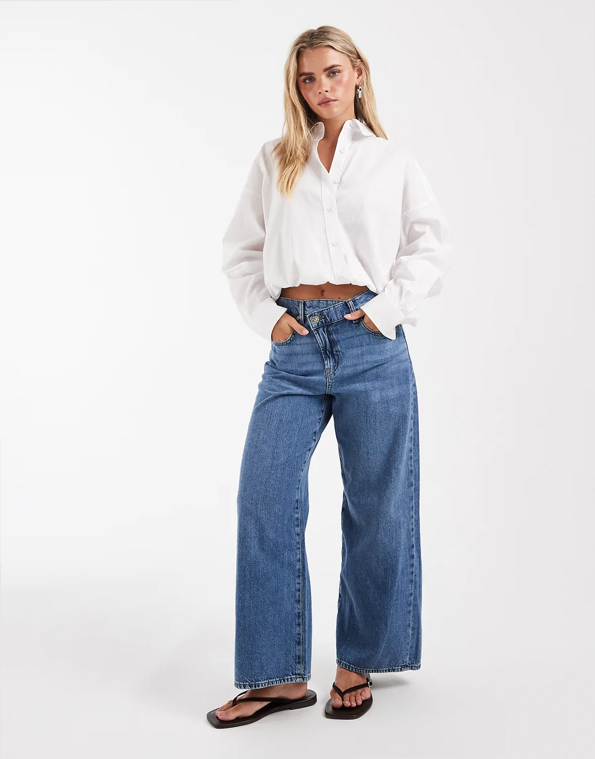 – Hope – Jeans in Mittelblau mit mittelhohem Bund, weitem Bein und Knopfdetail
