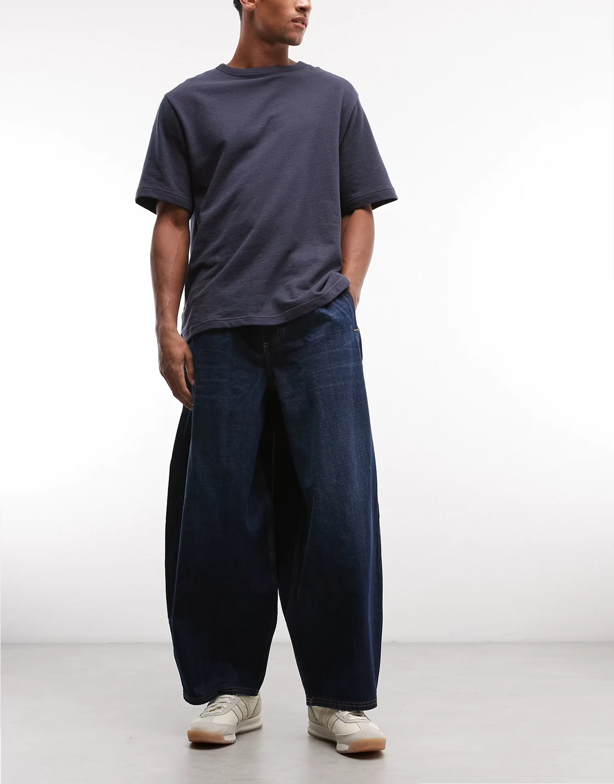– Circular Design Collection – Jeans in Rinse-Waschung mit XL-Ballon-Schnitt und Bundfalten