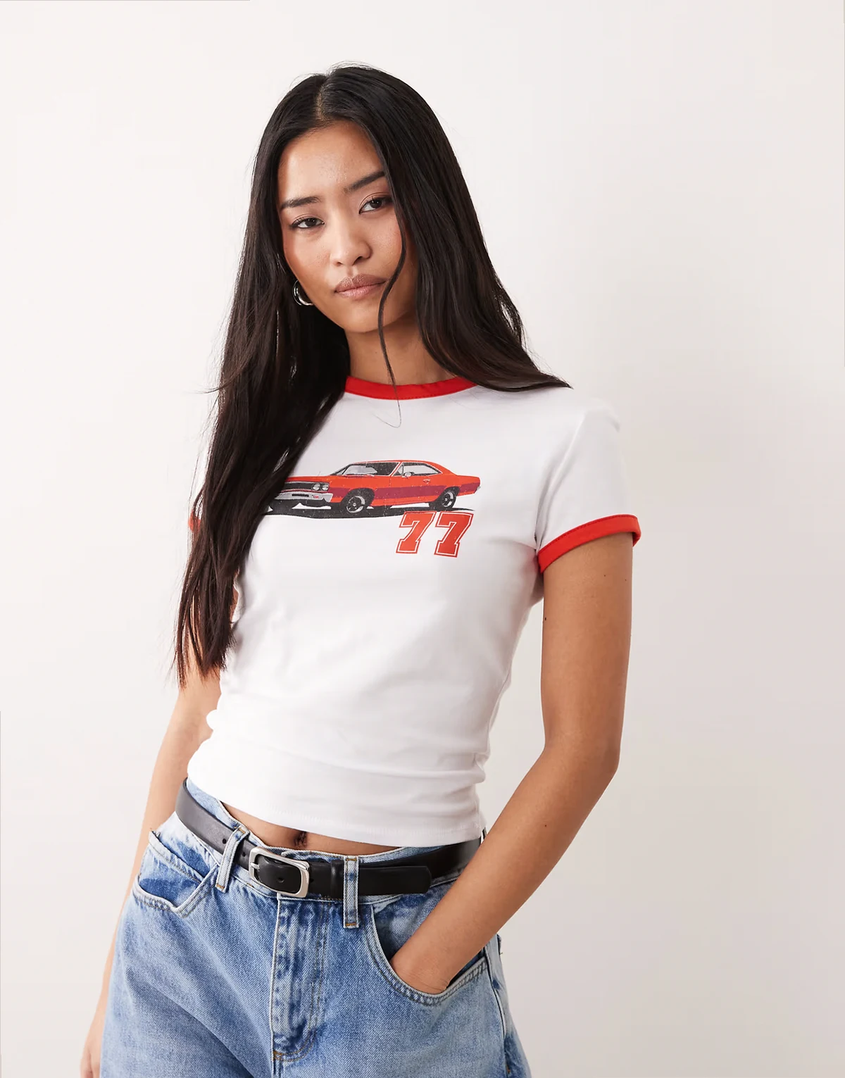 – Knapp geschnittenes Ringer-T-Shirt in Weiß und Rot mit 77 und Auto-Grafikprint