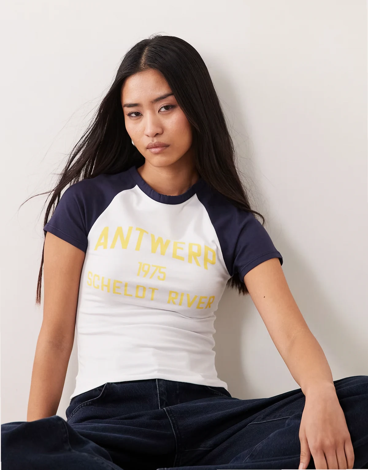– Knapp geschnittenes T-Shirt in Weiß und Marineblau mit Raglanärmeln und „Antwerp“-Grafikprint