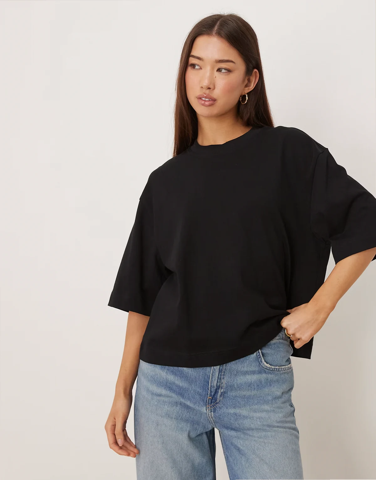 – Kastiges, kurzärmliges T-Shirt in Schwarz