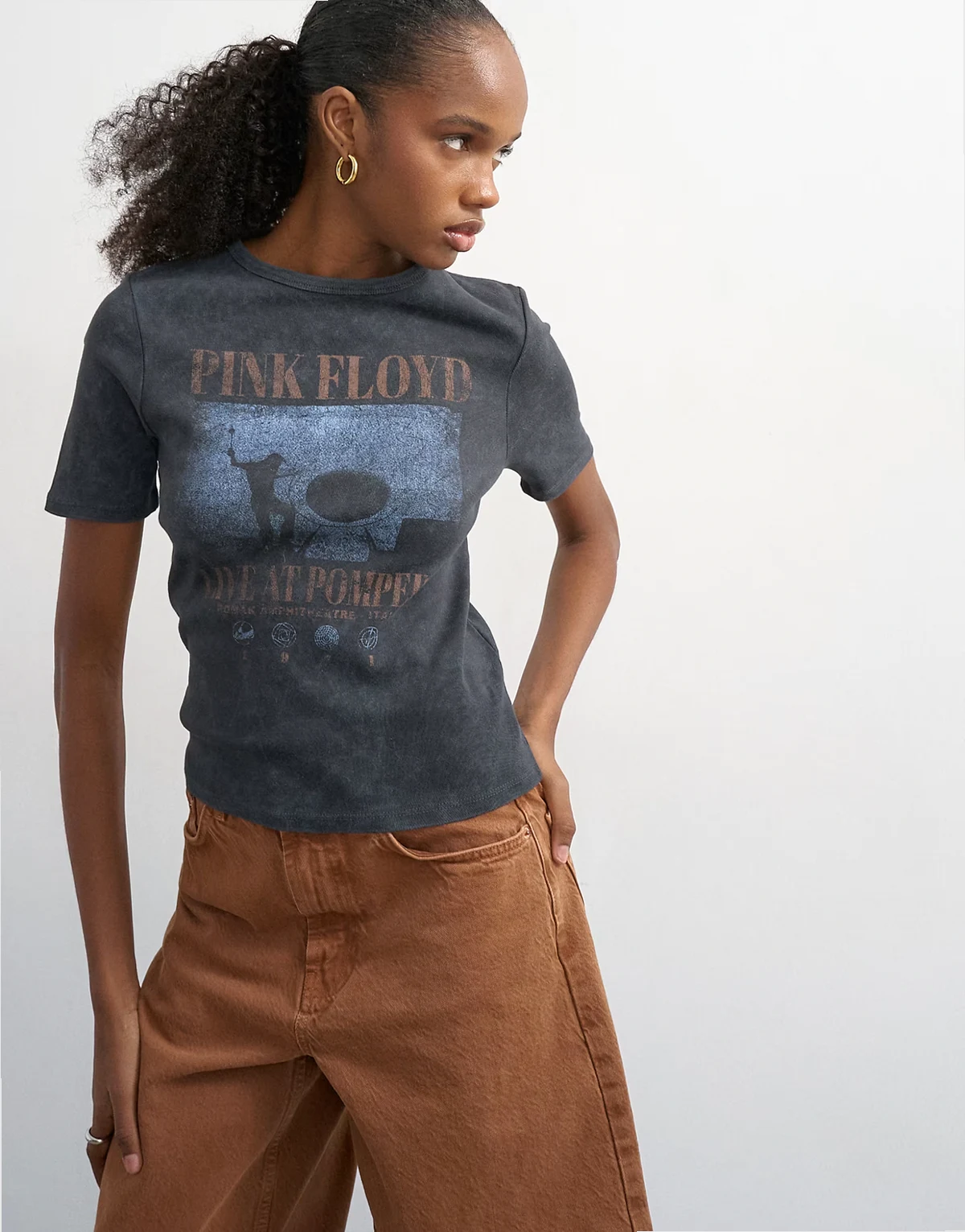 – Czarny sprany przylegający T-shirt ze średniej długości rękawem i licencjonowaną grafiką Pink Floyd