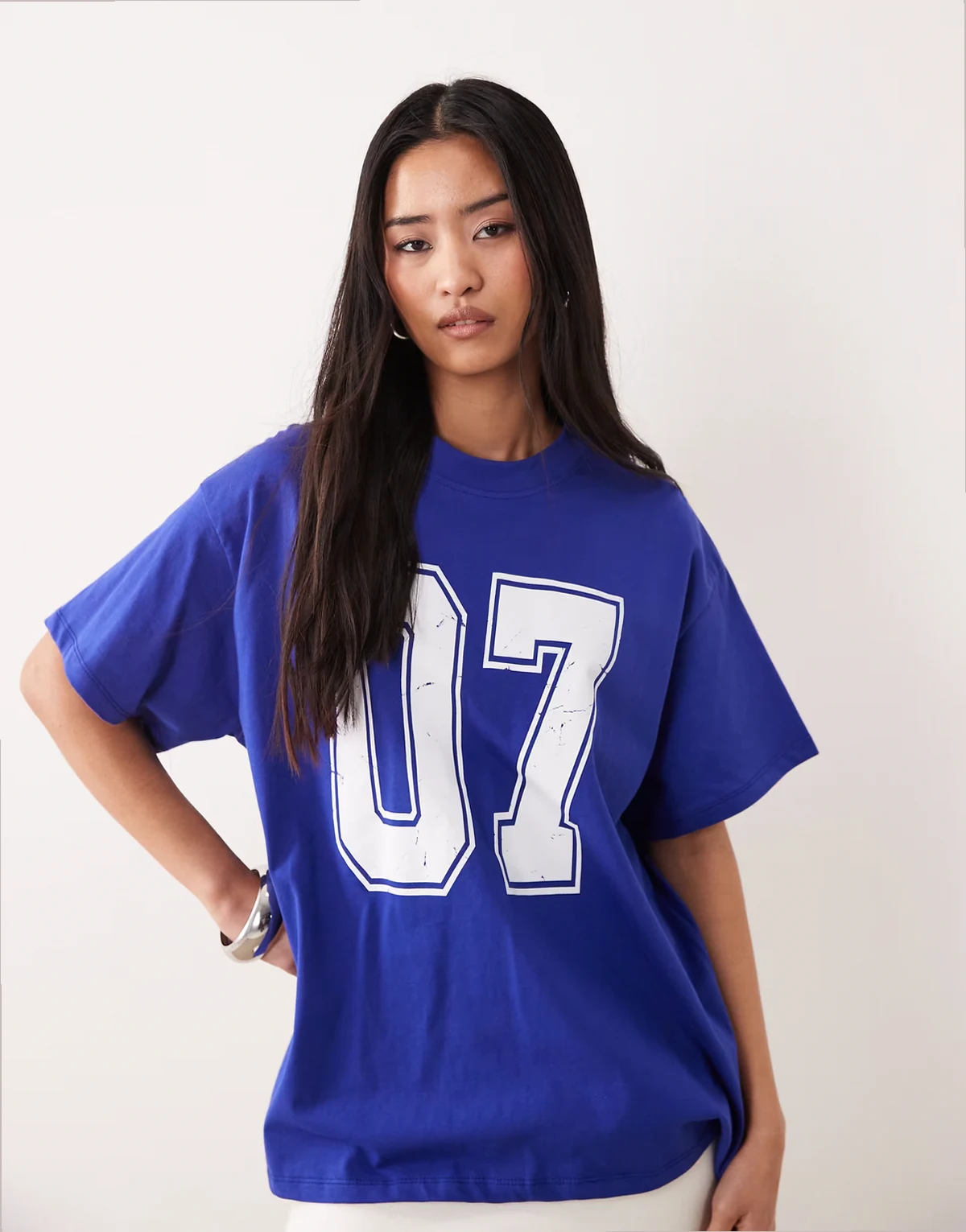 – Oversize-T-Shirt in Blau mit Nummer im College-Stil