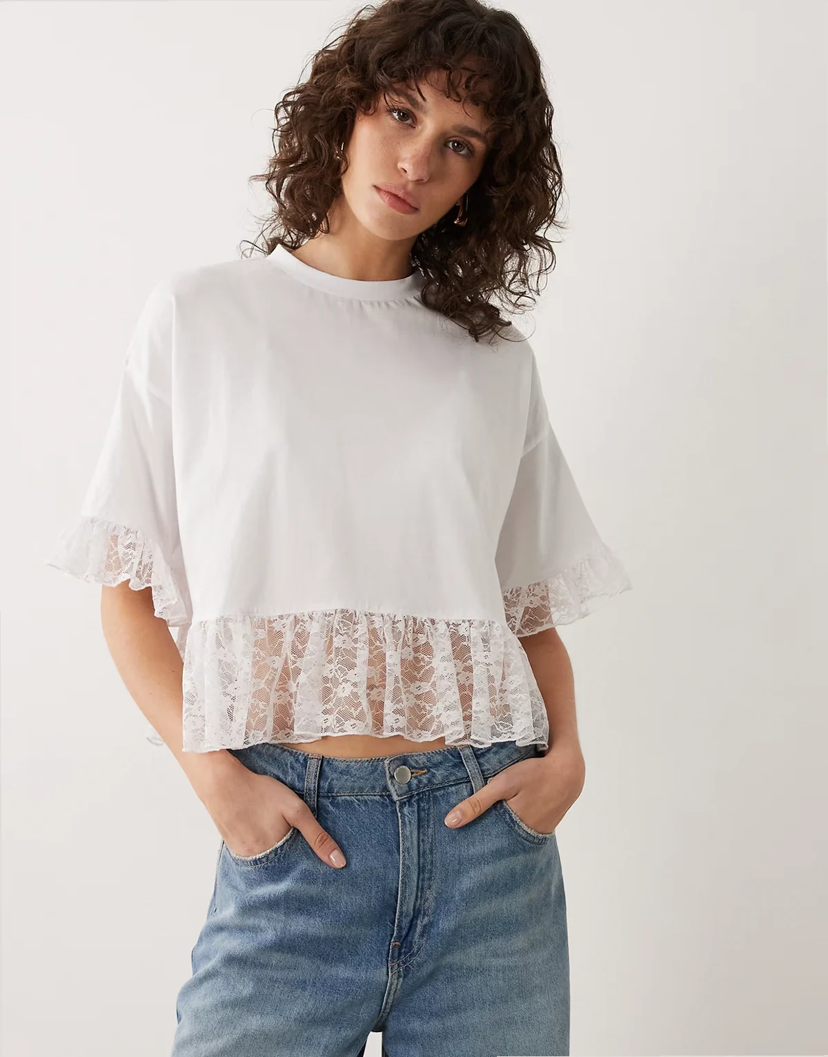 – T-Shirt in Weiß mit Rüschensaum aus Spitze