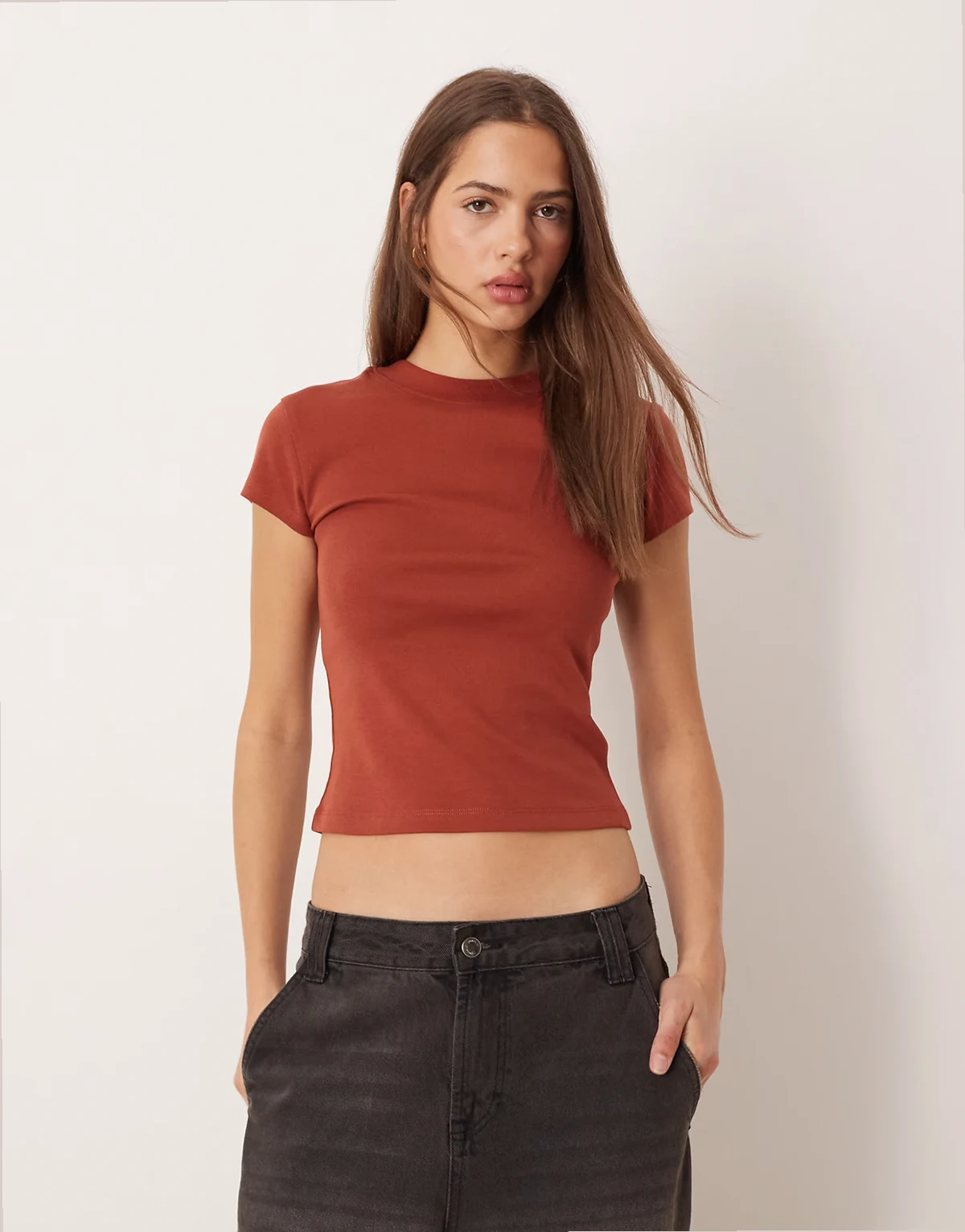 – Knapp geschnittenes T-Shirt in Rostrot im Stil der 90er