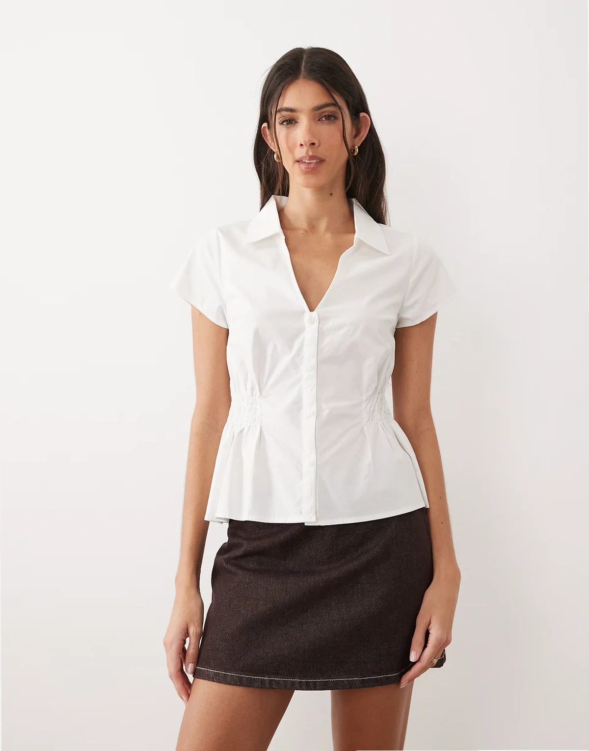 – Bluse in Weiß mit hohem Baumwollanteil, geraffter Taille und Knitterstruktur