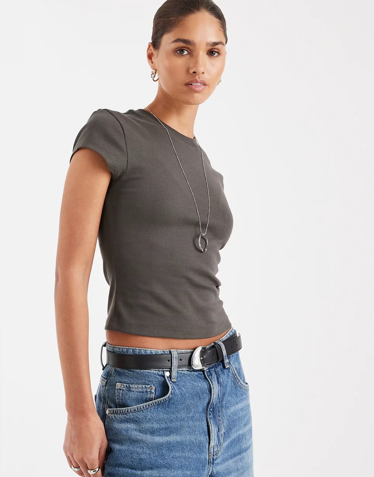 – Knapp geschnittenes T-Shirt in Anthrazit im Stil der 90er