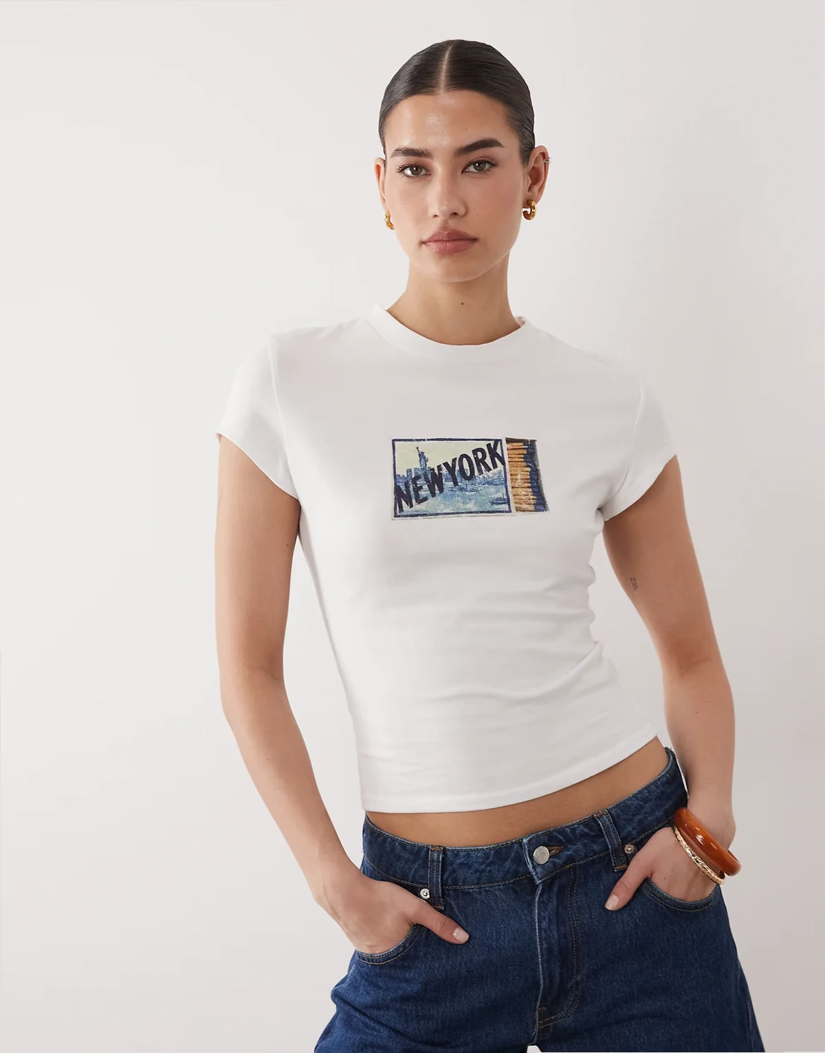 – Knapp geschnittenes, kurzärmliges T-Shirt in Weiß mit „New York“-Grafikprint