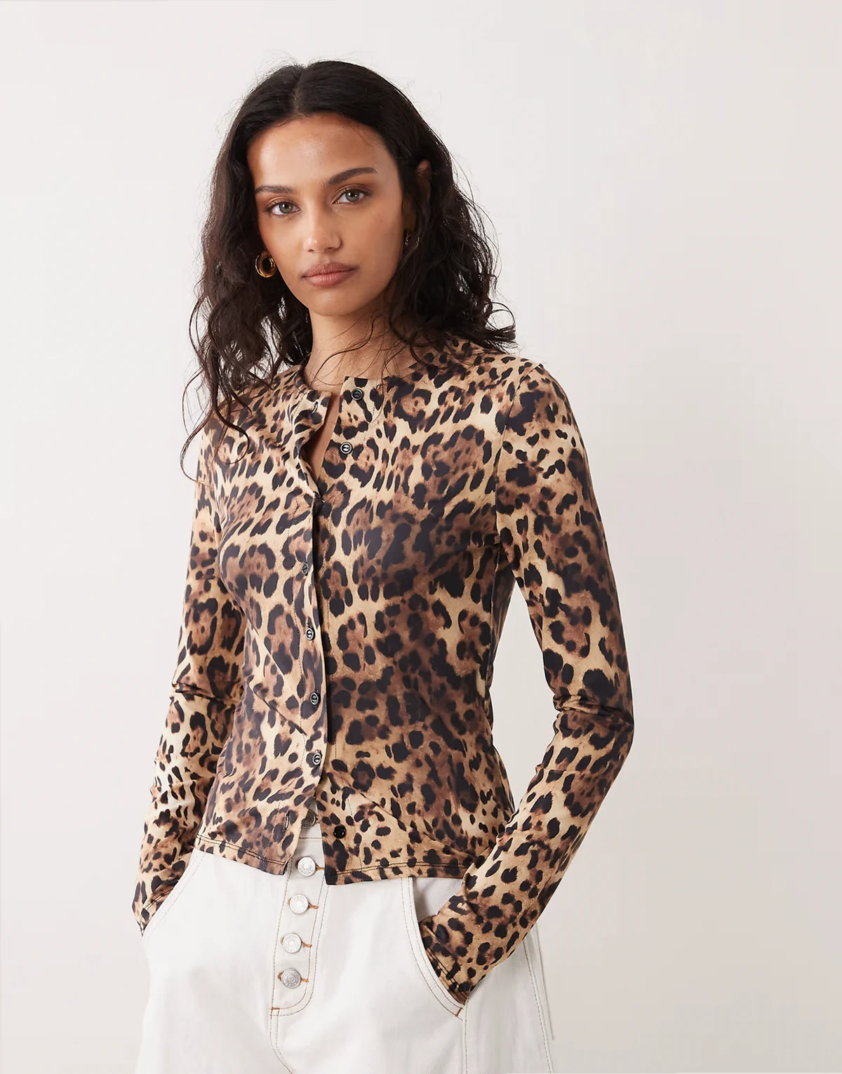 – Strickjacke mit engem Ausschnitt und Leopardenmuster