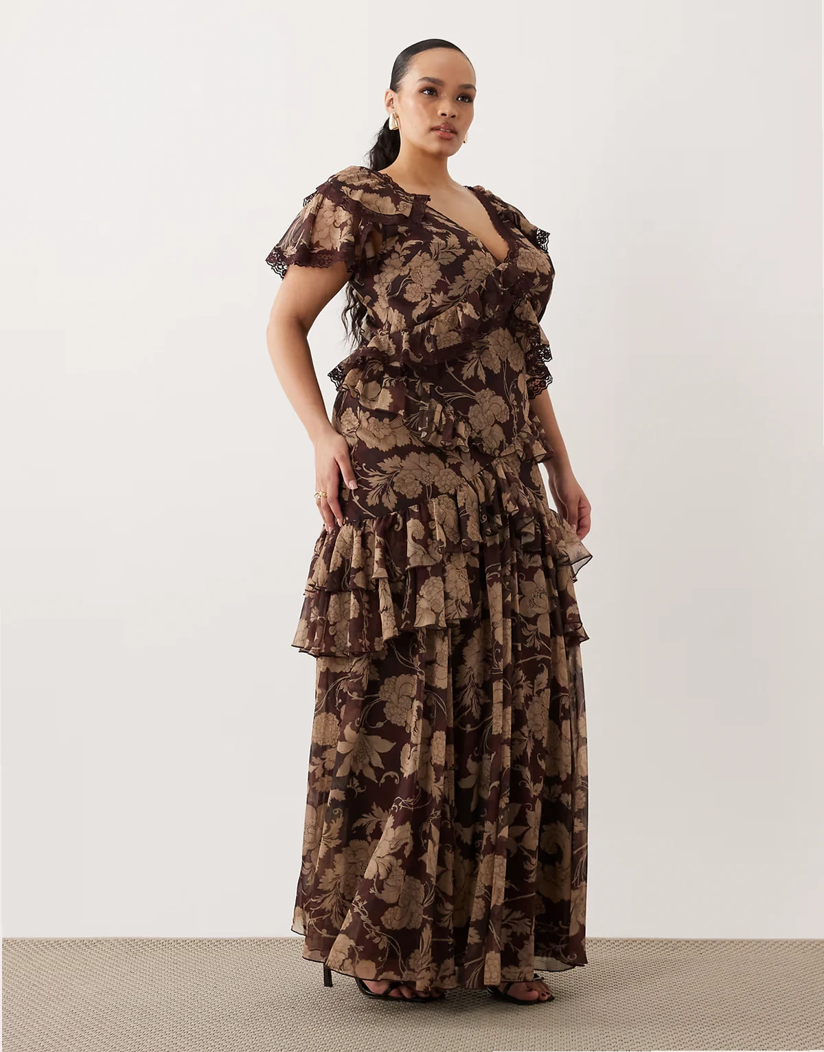 ASOS DESIGN Curve – Brązowa sukienka maxi w kwiatowy wzór z pełną spódnicą, odkrytymi plecami, falbankami i koronkowym wykończeniem