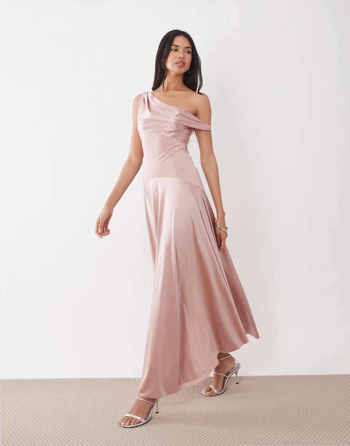 London – Exklusives Maxikleid aus hochglänzendem Satin in Blush mit tiefer Taille
