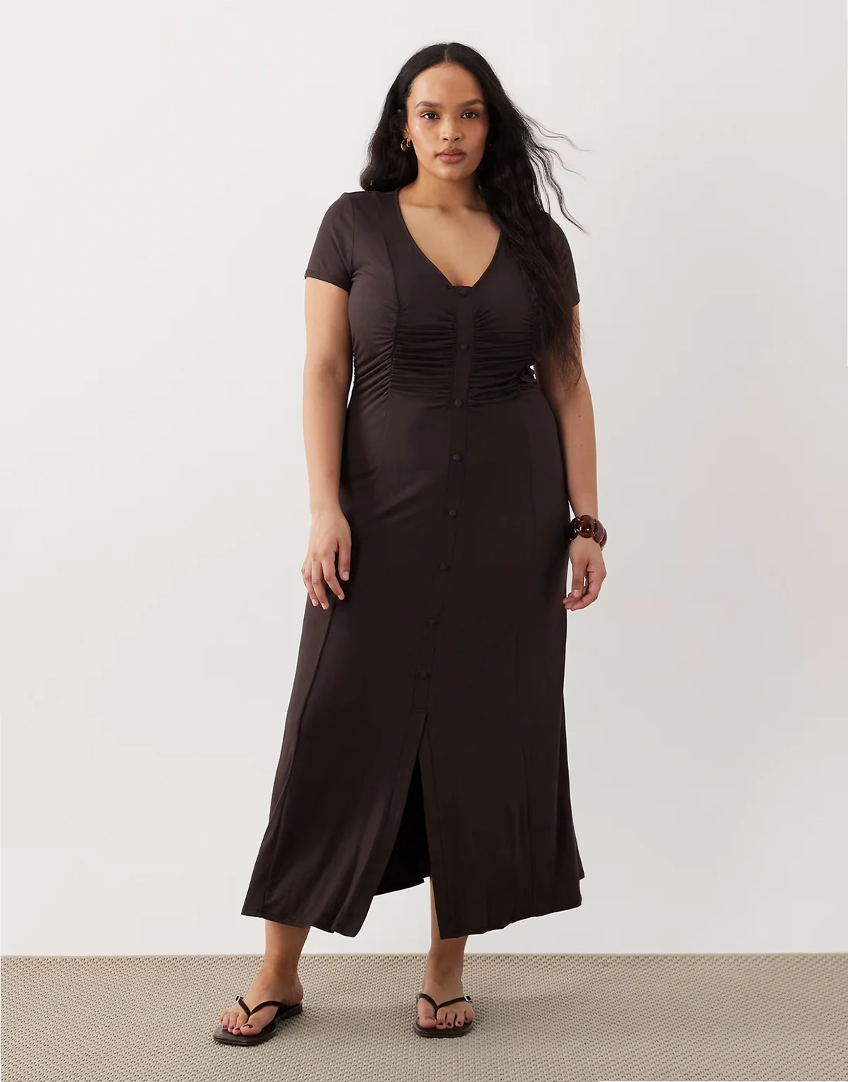 ASOS DESIGN Curve – Czekoladowa sukienka z marszczoną talią z guzikami z przodu