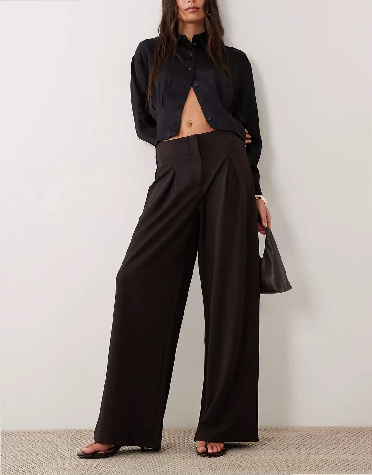 – Anschmiegsame, elegante Twillhose in Schokobraun mit weitem Bein