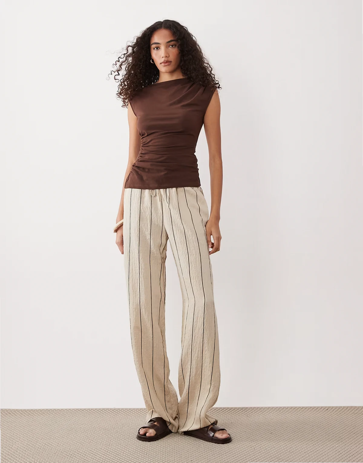 – Hose in Beige mit Streifen in Schwarz mit weitem Bein