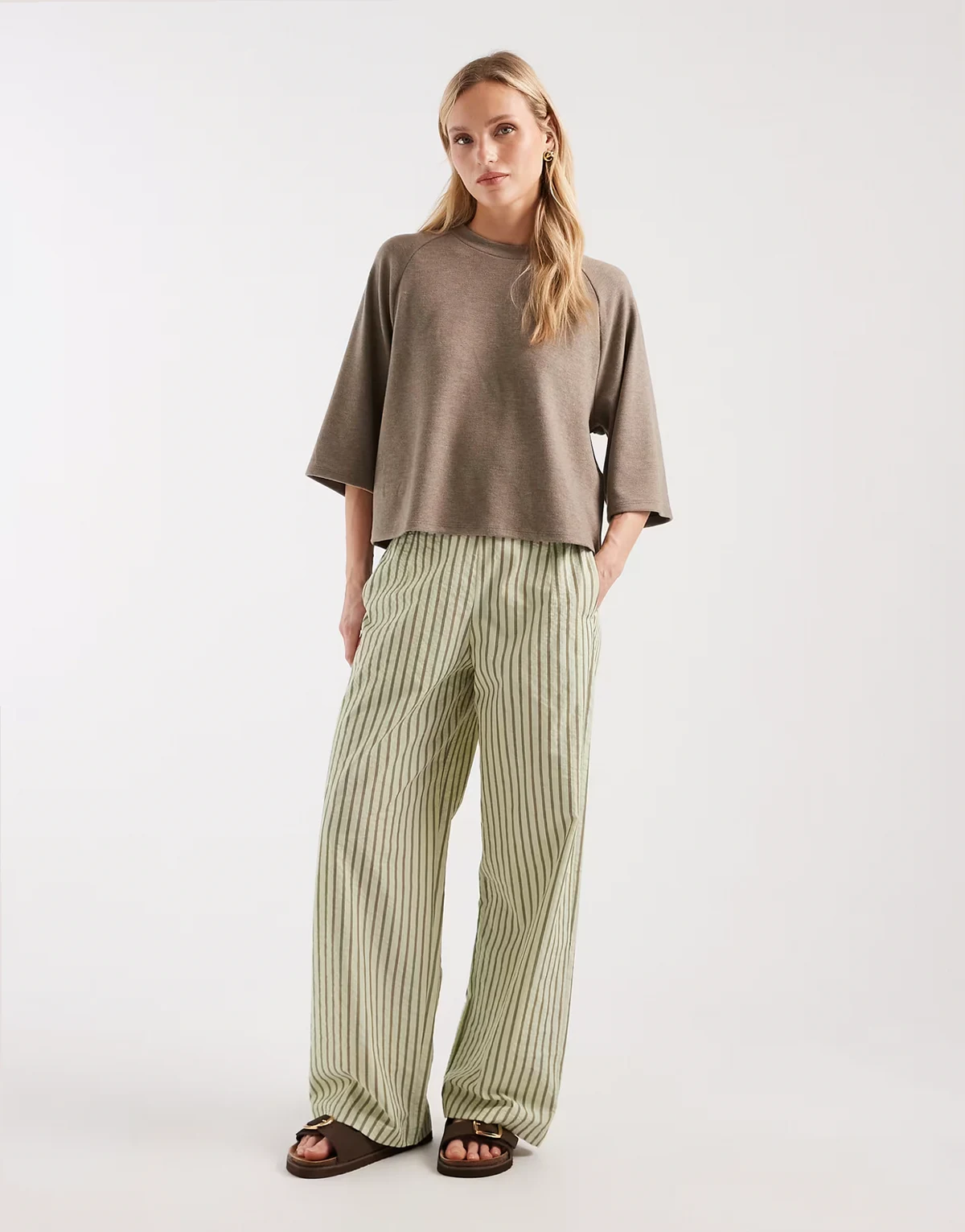 ASOS DESIGN – Strukturierte Schlupfhose mit khakifarbenen Streifen und geradem Bein