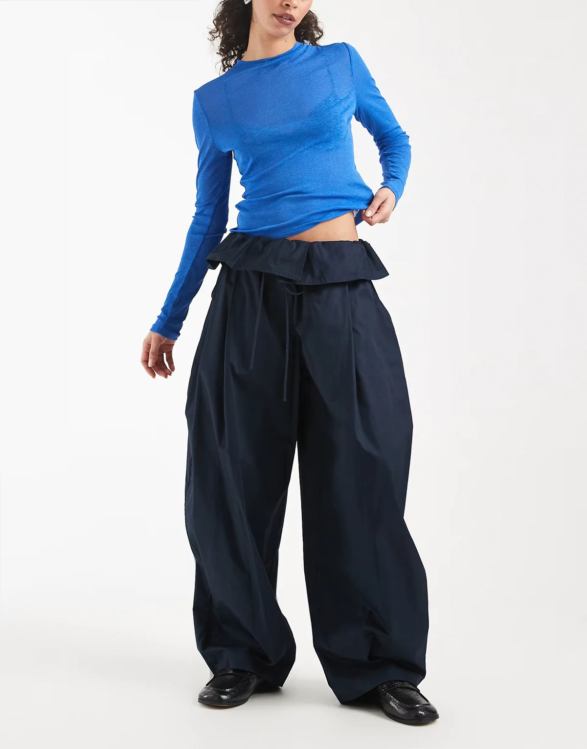 – Hose in Marineblau mit Rüschenbund