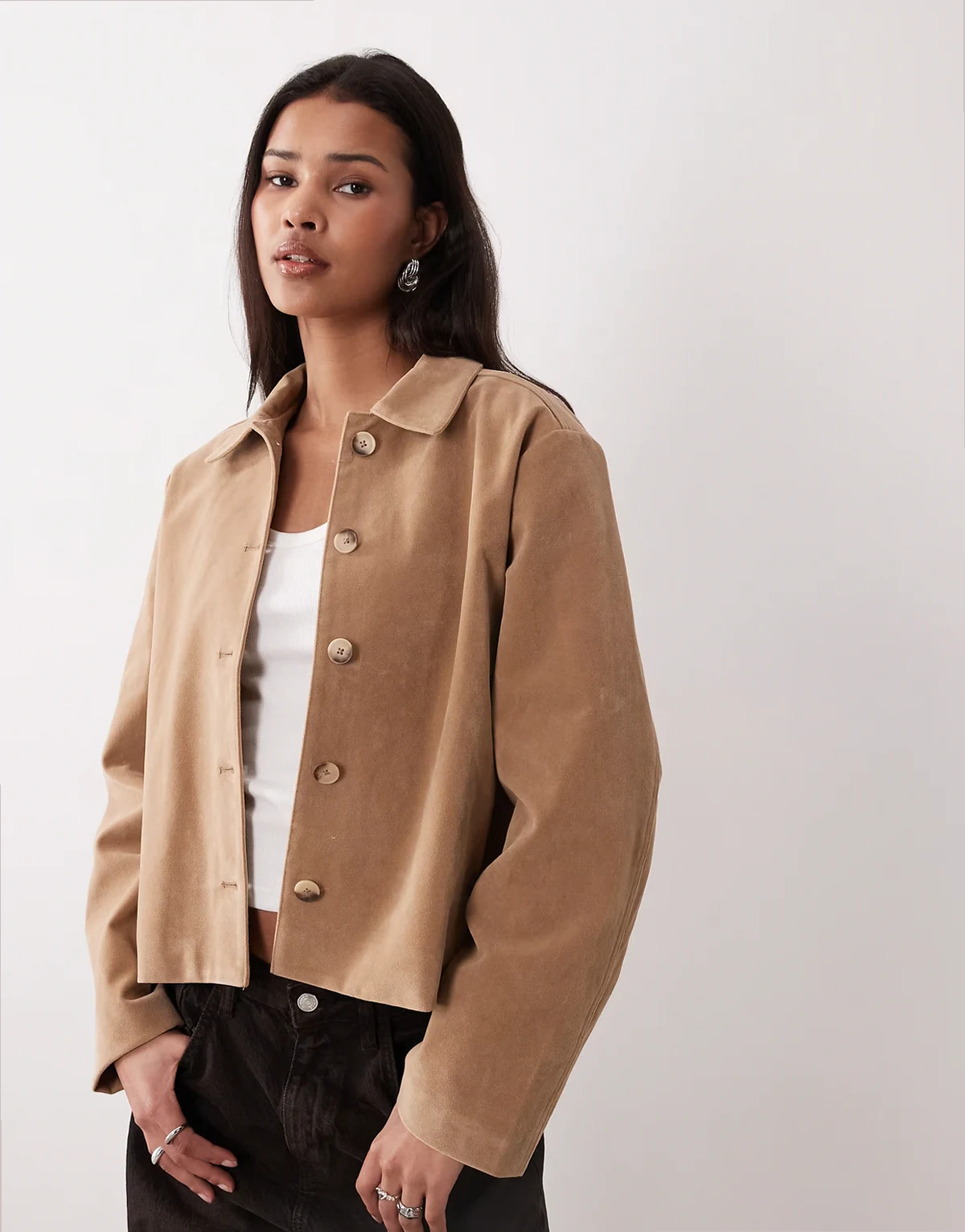 – Kurze Jacke aus Wildlederimitat in Beige