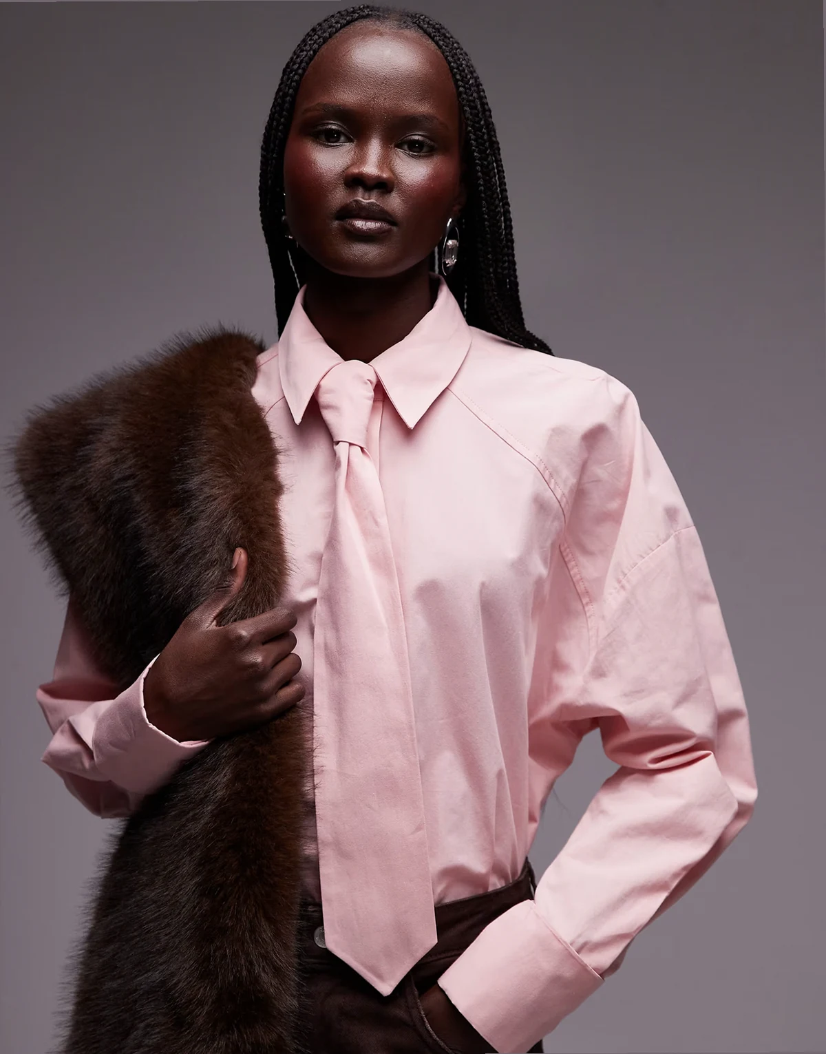 – Oversize-Hemd aus Satin in Rosa mit Krawatte