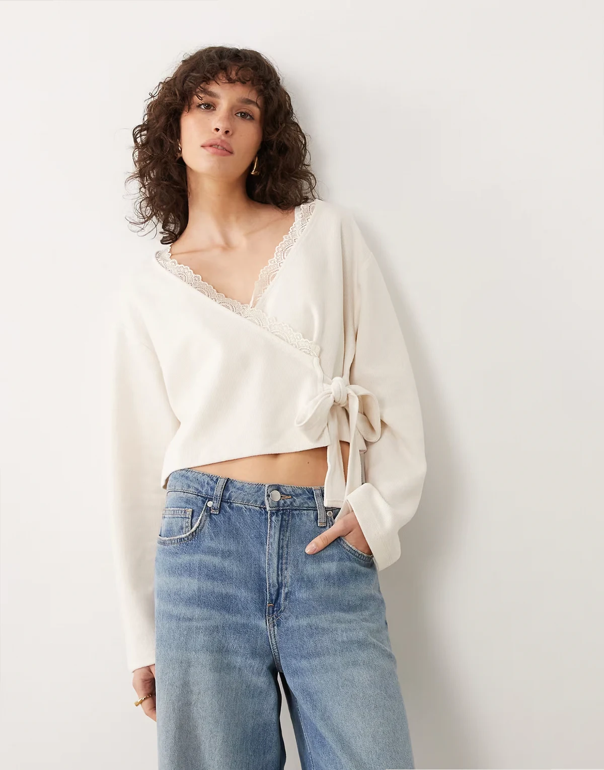 – Wickeloberteil aus weichem Rippstrick in Creme mit Spitzenbesatz