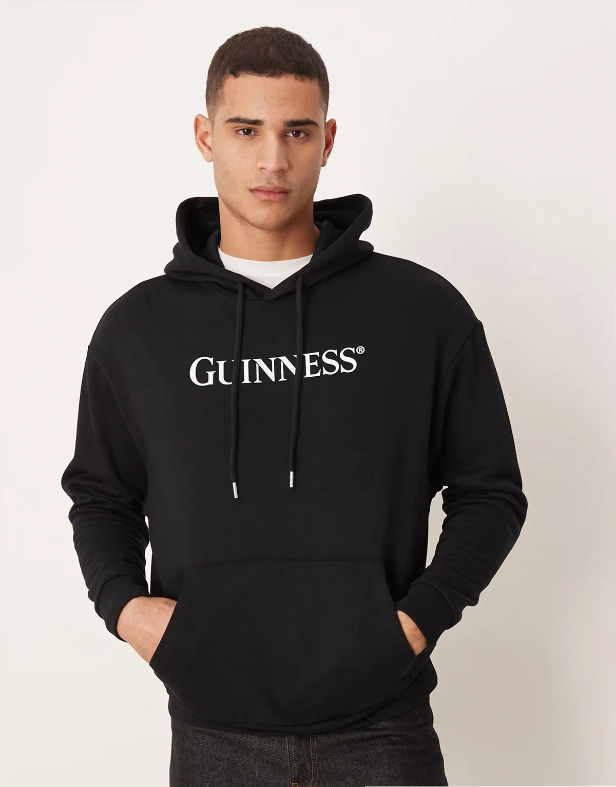 – Czarna bluza z kapturem o luźnym kroju z motywem Guinness