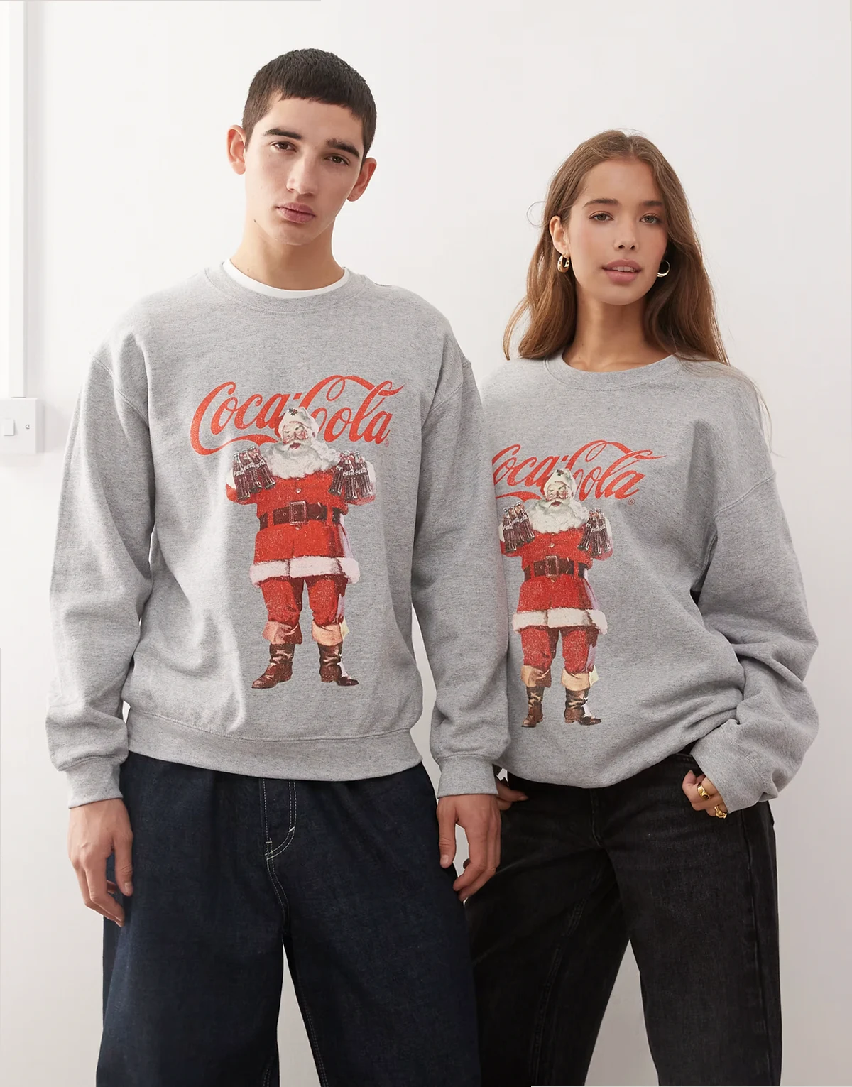– Szara melanżowa bluza unisex z licencjonowanym świątecznym nadrukiem Coca-Cola