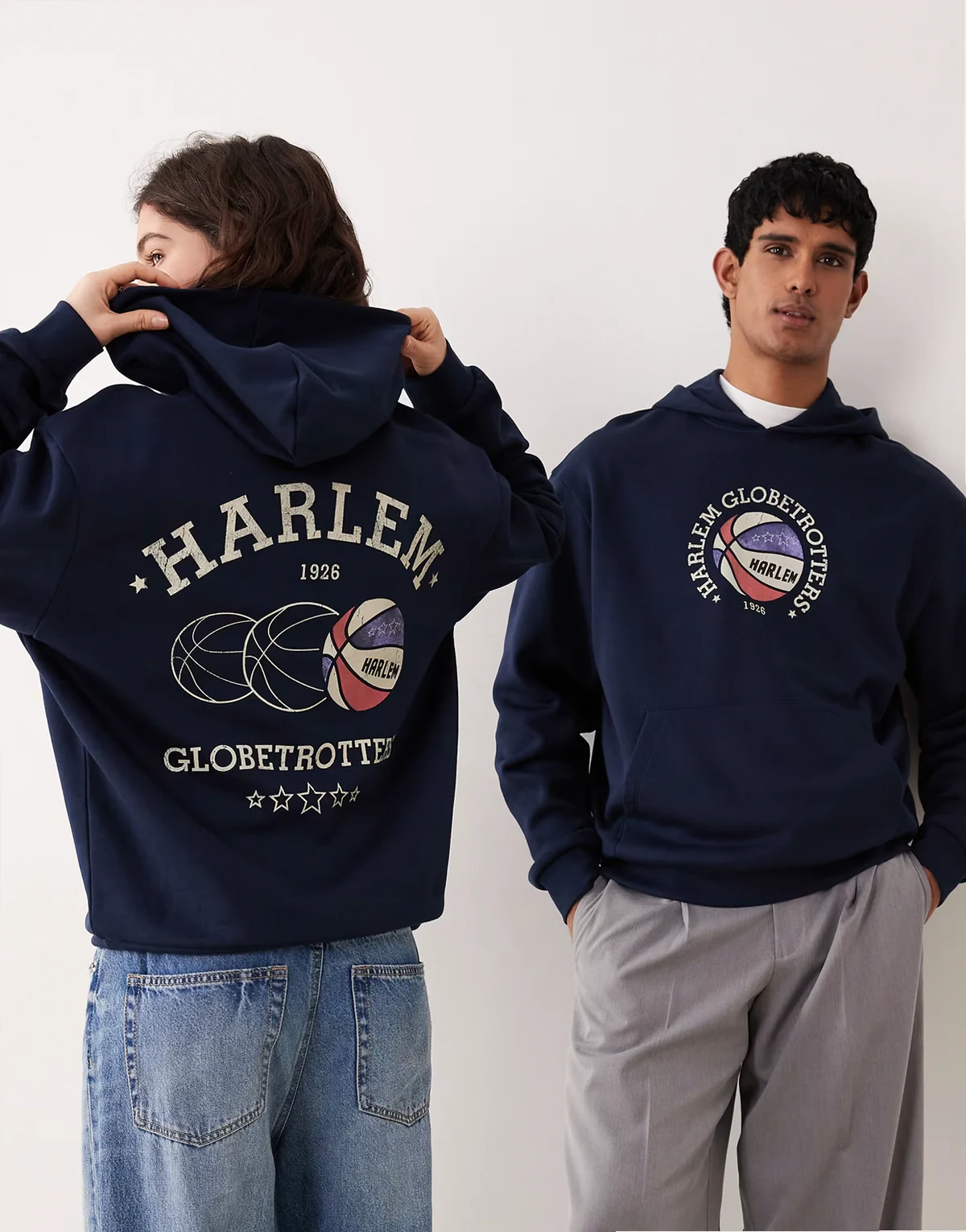 – Niebieska luźna bluza z kapturem unisex z nadrukiem koszykarskim Harlem Globetrotters