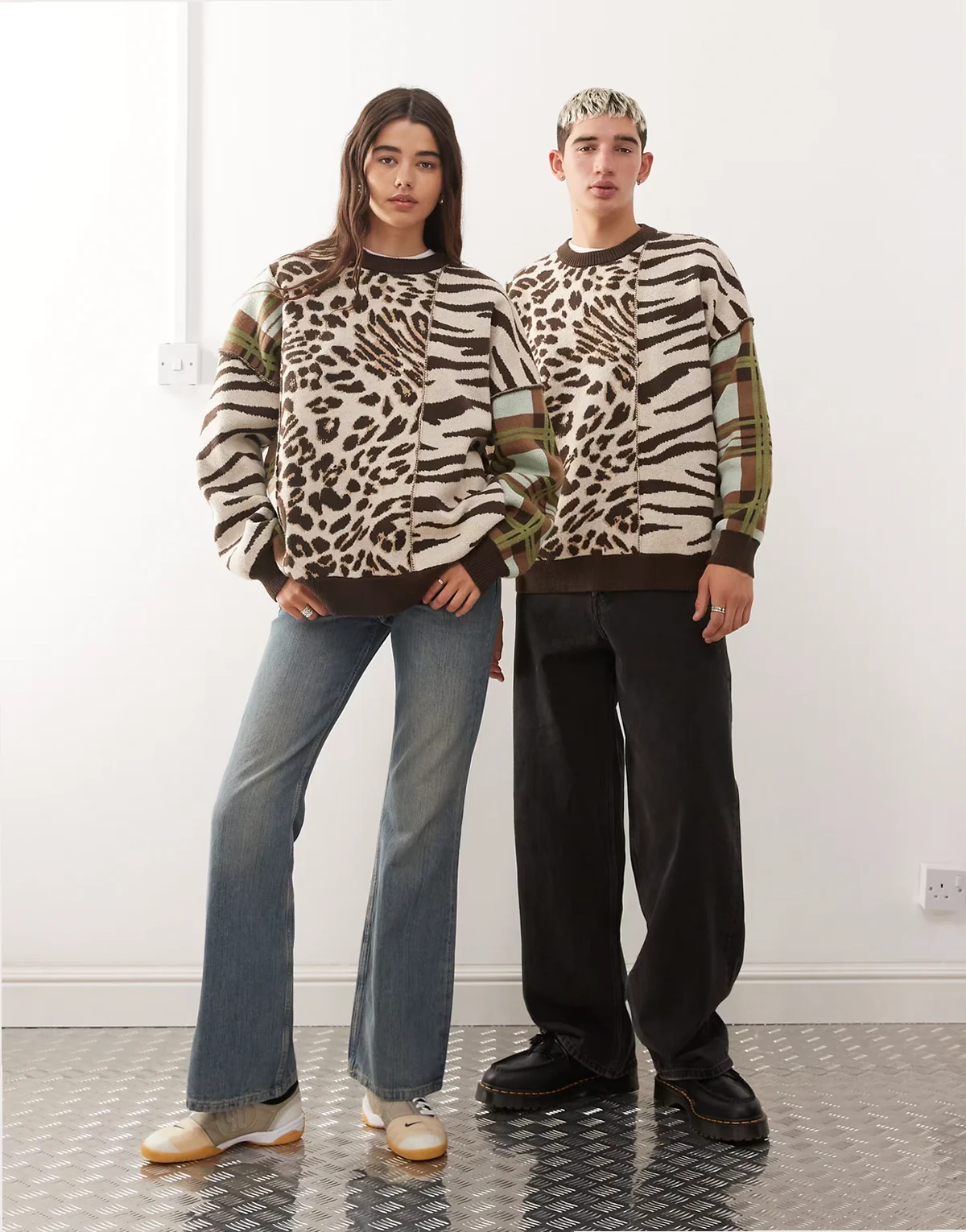 Unisex – Kastiger Strickpullover mit geteiltem Tierfellmuster