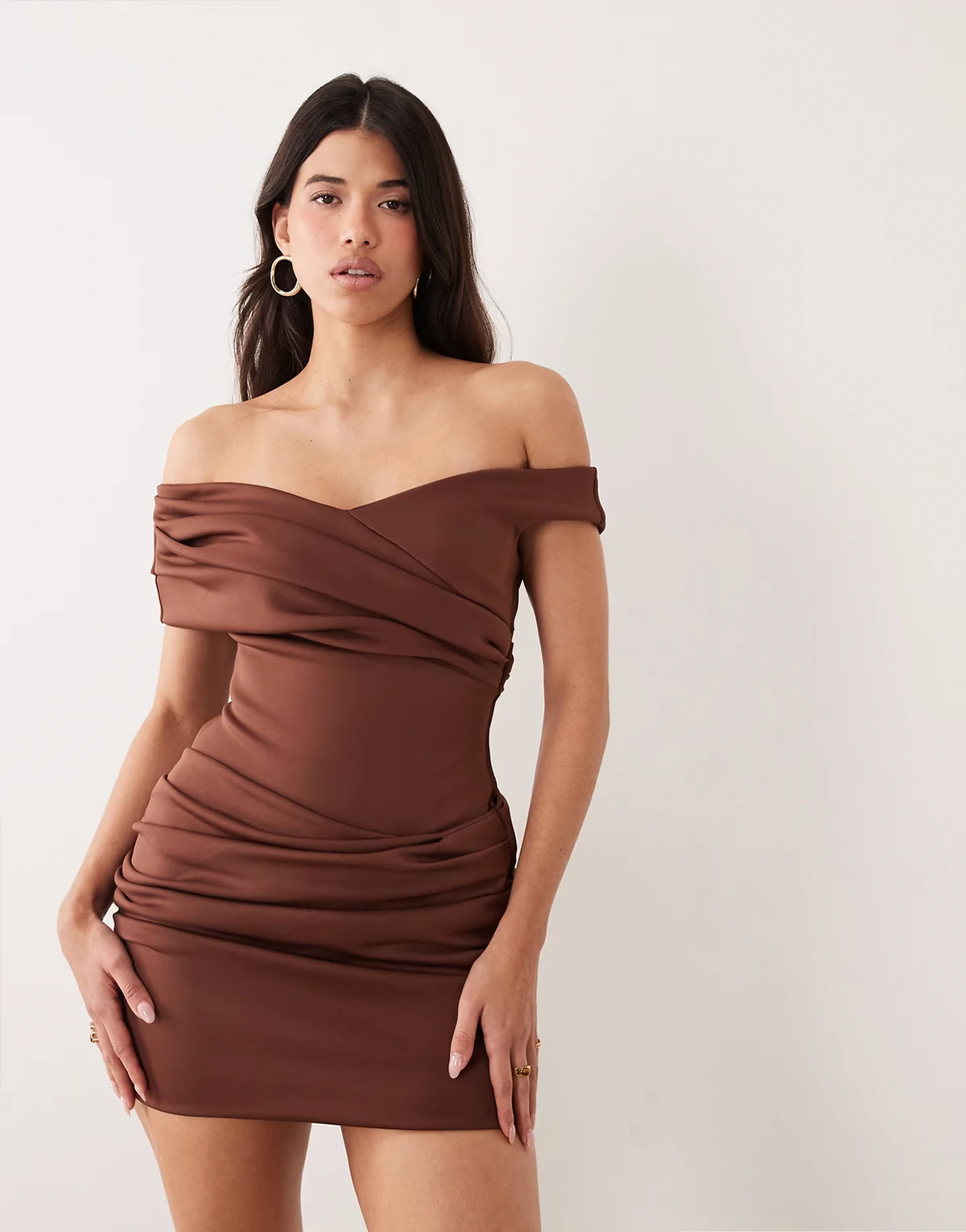 – Zbierana sukienka mini z materiału w stylu scuba w kolorze cappuccino