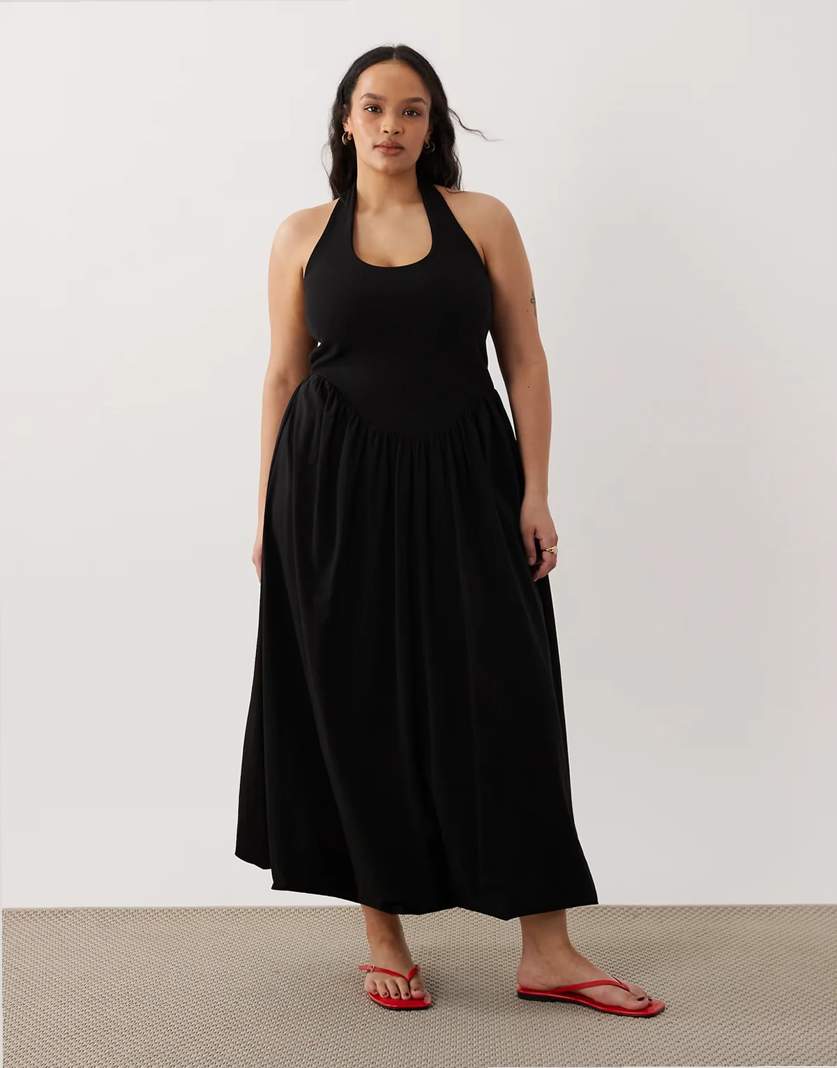 ASOS DESIGN Curve – Czarna sukienka midi z dołem typu bombka