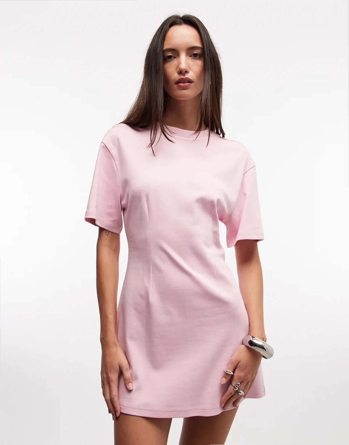 – Kurzes T-Shirt-Kleid in Hellrosa mit geraffter Taille