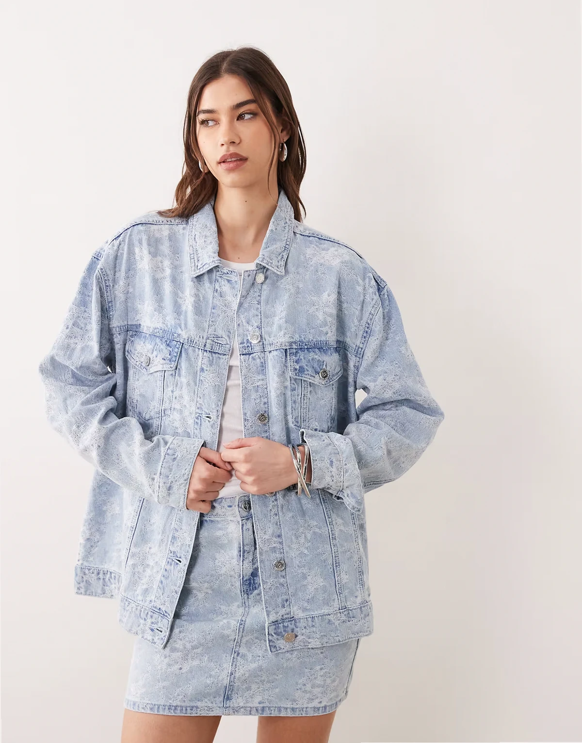 – Jeansjacke in blauer Waschung mit Blumendetail, Kombiteil
