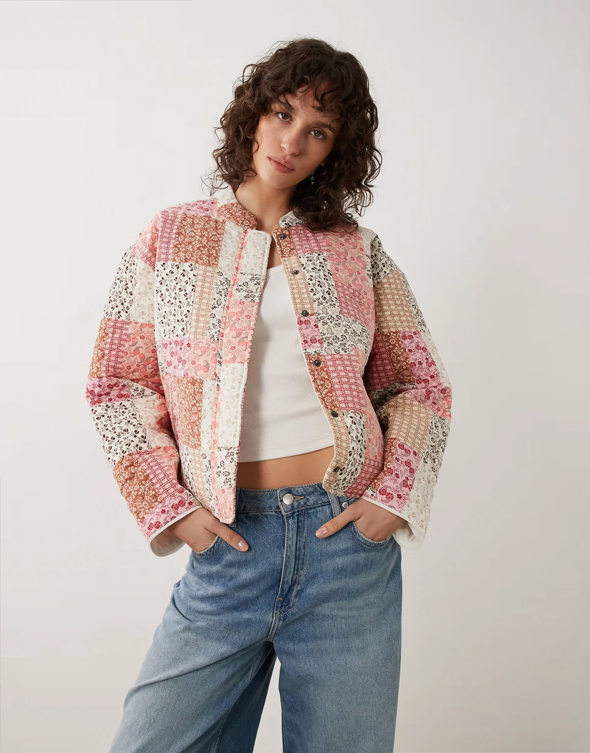 – Kastige Steppjacke mit rosa Paisleymuster