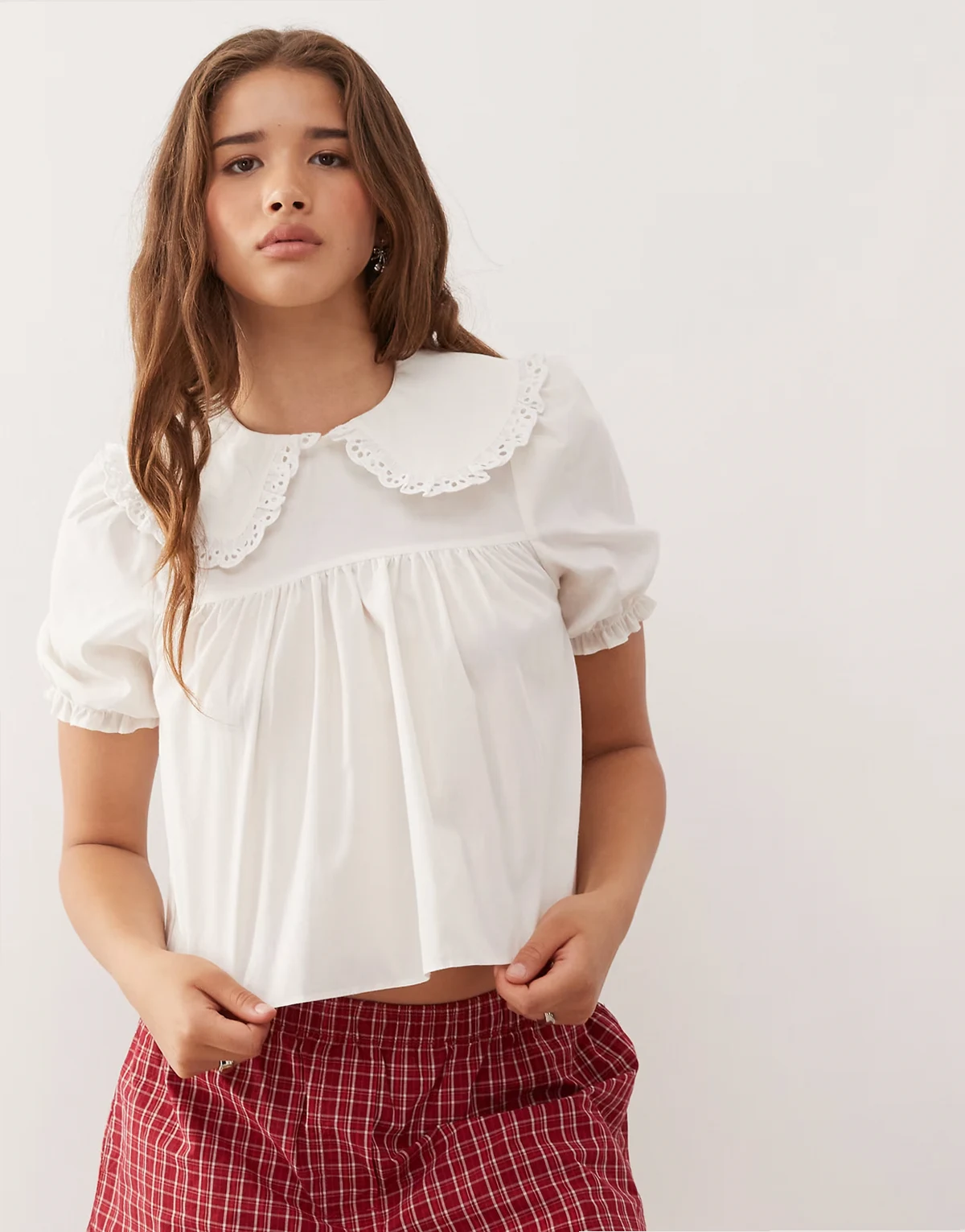 – Hänger-Bluse in Weiß mit Spitzenborte und Kragendetail