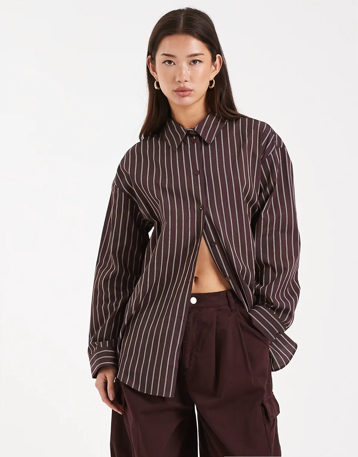 – Gestreifte Oversize-Hemdbluse aus Popeline in Schokobraun