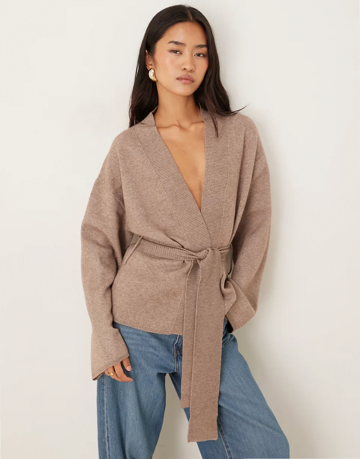 – Gewickelte Kimono-Strickjacke in braun meliert