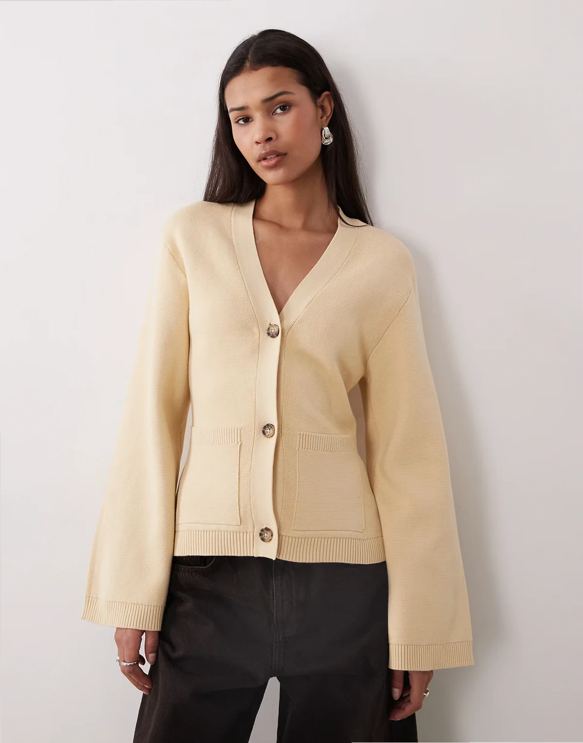 – Taillierte Strickjacke in Vanillegelb