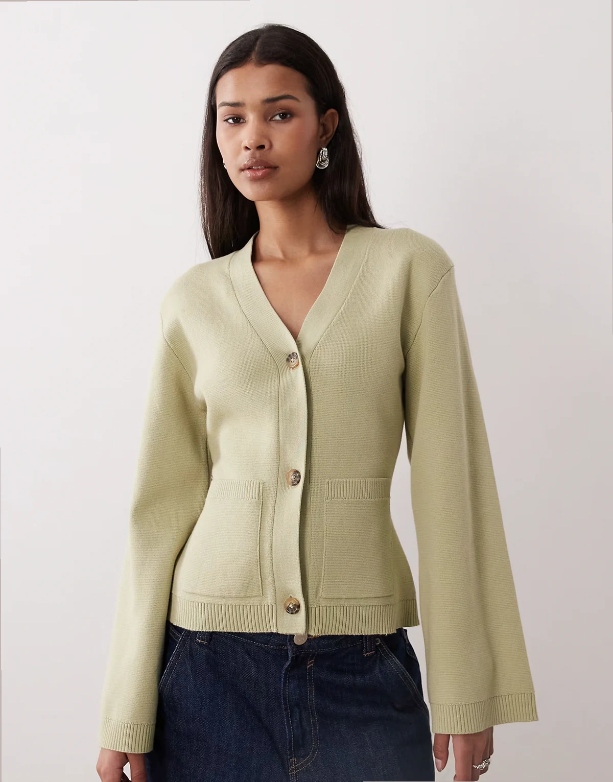 – Taillierte Strickjacke in Salbeigrün