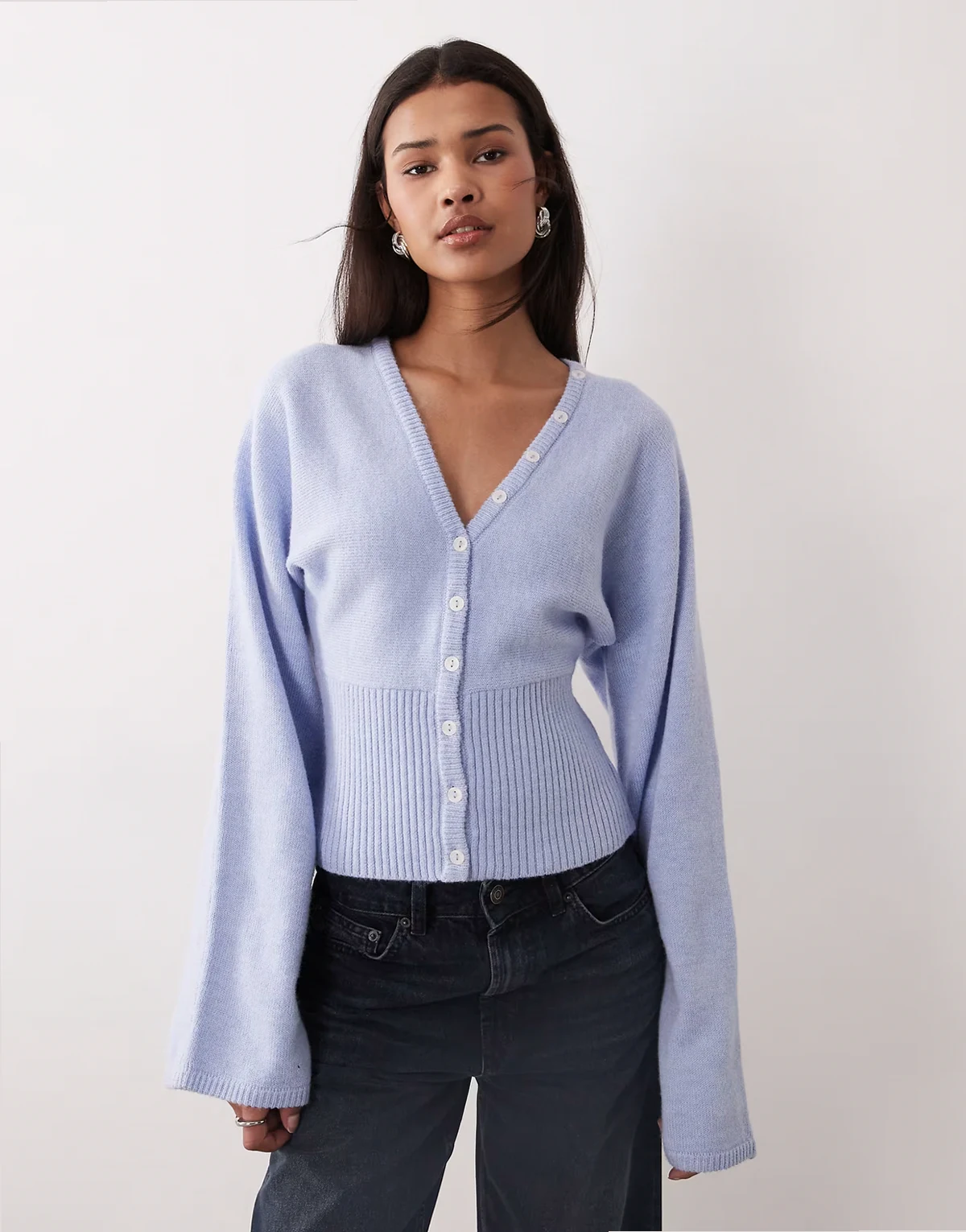 – Taillierte Strickjacke in Hellblau
